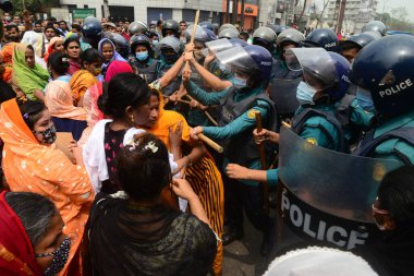 Polis, 16 Mart 2021 'de Bangladeş, Dhaka' da hak ettikleri ücretleri talep eden Stitch Limited and Apparel Stitch Limited gösterileri sırasında giysi işçilerine cop suçlamasında bulundu. 