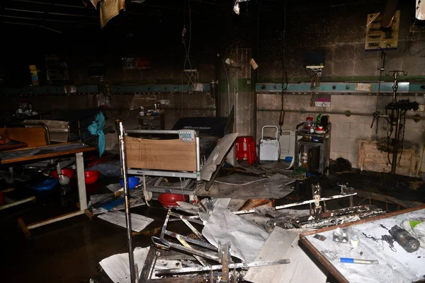 Hasarlı tıbbi malzeme ve yataklar, 17 Mart 2021 'de Bangladeş' in Dhaka kentindeki Dhaka Tıp Fakültesi ve Hastanesi 'nin COVID-19 Coronavirus Yoğun Bakım Birimi' nde (ICU) görüldü. En az üç COVID-19 hastası...