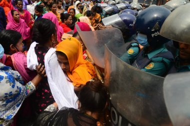 Polis, 16 Mart 2021 'de Bangladeş, Dhaka' da hak ettikleri ücretleri talep eden Stitch Limited and Apparel Stitch Limited gösterileri sırasında giysi işçilerine cop suçlamasında bulundu. 