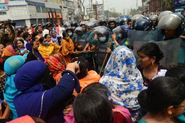 Polis, 16 Mart 2021 'de Bangladeş, Dhaka' da hak ettikleri ücretleri talep eden Stitch Limited and Apparel Stitch Limited gösterileri sırasında giysi işçilerine cop suçlamasında bulundu. 