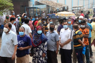 Bölge sakinleri 21 Mart 2021 'de Bangladeş' in Dhaka kentinde bulunan COVID-19 Coronavirüs için test sıralarının gelmesini Mugda Tıp Fakültesi ve Hastane önünde bekliyorlar.