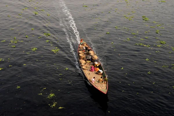 İnsanlar 21 Mart 2021 'de Dhaka, Bangladeş' teki kirlenmiş Buriganga Nehri 'nin zifiri karanlık sularından tekneyle geçiyorlar. Bangladeş 'in endüstriyel atıklar nedeniyle dünyanın ilk 20 plastik kirleticisi arasında 10. sırada yer aldığı bildiriliyor.