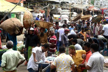 Satıcılar ve Alıcılar, 31 Mart 2021 'de Bangladeş' in Dhaka kentindeki COVID-19 Coronavirüs acil durumunun ortasında bir sebze pazarında toplandılar.
