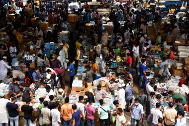 7 Nisan 2021 'de Bangladeş' in Dhaka kentinde sona eren COVID-19 Coronavirus 'a karşı önleyici bir önlem olarak, hükümet tarafından uygulanan tecrit sırasında sosyal mesafeyi korumadan toptan maske satın alan insanlar görülüyor.