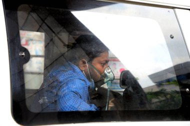 9 Nisan 2021 'de Dhaka, Bangladeş' teki Dhaka Tıp Fakültesi Hastanesi 'nin önünde tedavi için bekleyen Covid-19 hastası.