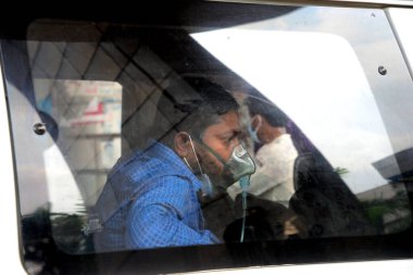 9 Nisan 2021 'de Dhaka, Bangladeş' teki Dhaka Tıp Fakültesi Hastanesi 'nin önünde tedavi için bekleyen Covid-19 hastası.