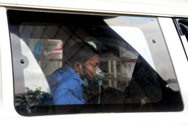 9 Nisan 2021 'de Dhaka, Bangladeş' teki Dhaka Tıp Fakültesi Hastanesi 'nin önünde tedavi için bekleyen Covid-19 hastası.