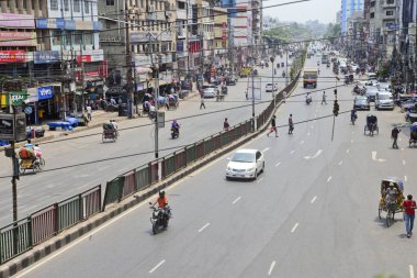 Bangladeş yetkilileri, 15 Nisan 202 'de Bangladeş, Dhaka' da Covid-19 Coronavirüsünün yaygınlaşması için sıkı güvenlik önlemleri alırken araçlar sokakta görüldü.