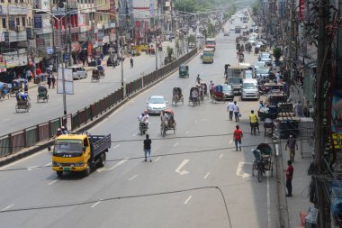 Bangladeş yetkilileri, 15 Nisan 202 'de Bangladeş, Dhaka' da Covid-19 Coronavirüsünün yaygınlaşması için sıkı güvenlik önlemleri alırken araçlar sokakta görüldü.