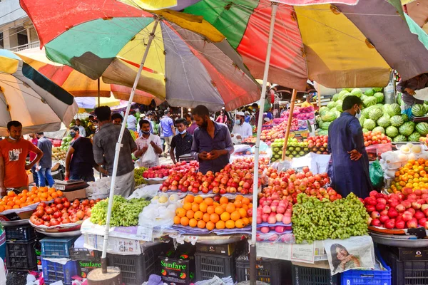 Люди Собираются Фруктовом Рынке Купить Свои Потребности Время Жесткой Изоляции — стоковое фото