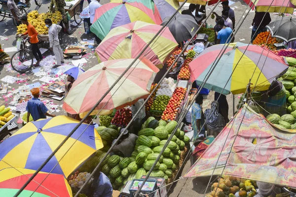 Люди Собираются Фруктовом Рынке Купить Свои Потребности Время Жесткой Изоляции — стоковое фото