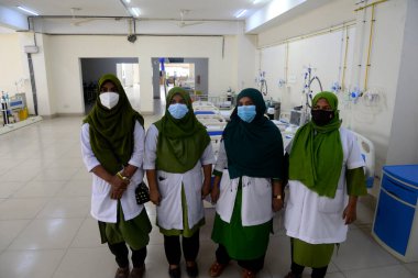 Bir grup hemşire, 18 Nisan 2021 'de Bangladeş' in Dhaka kentindeki Coronavirus hastaları için en büyük özel hastaneye poz verdi. Coronavirüs hastaları için en büyük özel hastane Dhaka 'da açıldı.. 