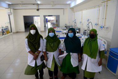 Bir grup hemşire, 18 Nisan 2021 'de Bangladeş' in Dhaka kentindeki Coronavirus hastaları için en büyük özel hastaneye poz verdi. Coronavirüs hastaları için en büyük özel hastane Dhaka 'da açıldı.. 