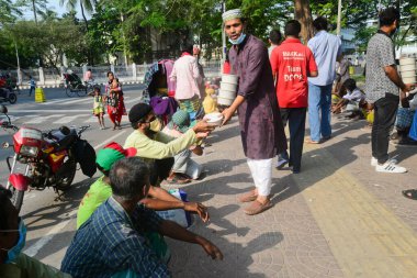 İktidar partisinin aktivistleri Bangladeş yetkilileri 19 Nisan 2021 'de Bangladeş' in Dhaka kentindeki Covid-19 Coronavirüsünün yayılması için katı bir tecrit uyguladı.