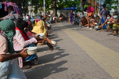 İktidar partisinin aktivistleri Bangladeş yetkilileri 19 Nisan 2021 'de Bangladeş' in Dhaka kentindeki Covid-19 Coronavirüsünün yayılması için katı bir tecrit uyguladı.