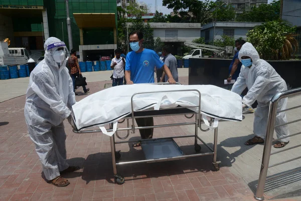 Хранителі Переносять Мертве Тіло Жертв Ковід Спеціальній Лікарні Dhaka North — стокове фото
