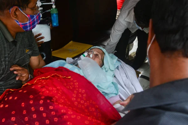 Квітня 2021 Року Пацієнт Ковід Доставляється Спеціалізовану Лікарню Dhaka North — стокове фото