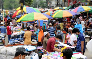 Halk, COVID-19 Coronavirus 'un 5 Mayıs 2021' de Bangladeş 'in Dhaka kentinde sona ermesine karşı önleyici bir tedbir olarak hükümetin uyguladığı tecrit sırasında ihtiyaçlarını satın almak için bir sokak pazarında toplandı.