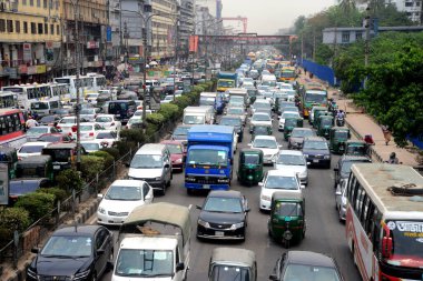 Bangladeş, Dhaka 'daki COVID-19 Coronavirüs salgını sırasında 9 Mayıs 2021' de bir trafik sıkışıklığından geçtiler.