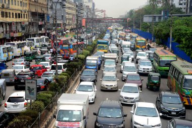 Bangladeş, Dhaka 'daki COVID-19 Coronavirüs salgını sırasında 9 Mayıs 2021' de bir trafik sıkışıklığından geçtiler.