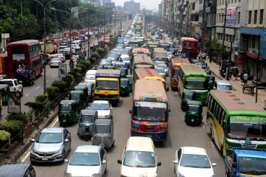 Bangladeş, Dhaka 'daki COVID-19 Coronavirüs salgını sırasında 9 Mayıs 2021' de bir trafik sıkışıklığından geçtiler.