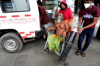 9 Mayıs 2021 'de Bangladeş, Dhaka' daki koronavirüs salgını sırasında tedavi görmek üzere Dhaka Tıp Fakültesi Hastanesi 'nde bir Covid-19 hastasını naklediyor.