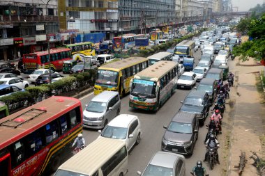 Bangladeş, Dhaka 'daki COVID-19 Coronavirüs salgını sırasında 9 Mayıs 2021' de bir trafik sıkışıklığından geçtiler.
