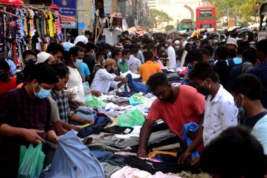 İnsanlar 10 Mayıs 2021 'de Bangladeş' in Dhaka kentindeki Covid-19 Coronavirus salgını sırasında alışveriş için sokak pazarında toplanıyor. 