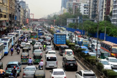 Bangladeş, Dhaka 'daki COVID-19 Coronavirüs salgını sırasında 9 Mayıs 2021' de bir trafik sıkışıklığından geçtiler.