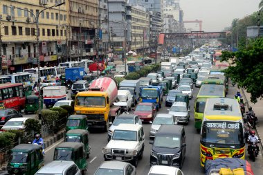Bangladeş, Dhaka 'daki COVID-19 Coronavirüs salgını sırasında 9 Mayıs 2021' de bir trafik sıkışıklığından geçtiler.