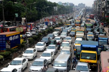 Bangladeş, Dhaka 'daki COVID-19 Coronavirüs salgını sırasında 9 Mayıs 2021' de bir trafik sıkışıklığından geçtiler.
