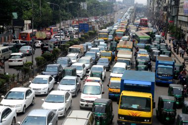 Bangladeş, Dhaka 'daki COVID-19 Coronavirüs salgını sırasında 9 Mayıs 2021' de bir trafik sıkışıklığından geçtiler.