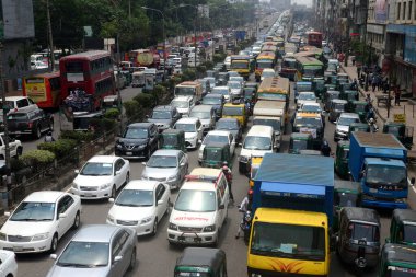 Bangladeş, Dhaka 'daki COVID-19 Coronavirüs salgını sırasında 9 Mayıs 2021' de bir trafik sıkışıklığından geçtiler.