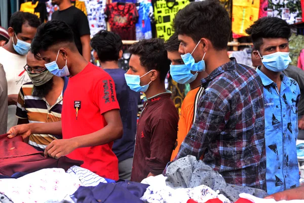 2021年5月10日 在孟加拉国达卡发生的科维德19型头牛流感大流行期间 人们聚集在街头购物 — 图库照片