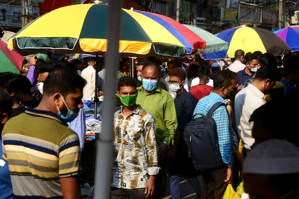2021年5月10日 在孟加拉国达卡发生的科维德19型头牛流感大流行期间 人们聚集在街头购物 — 图库照片