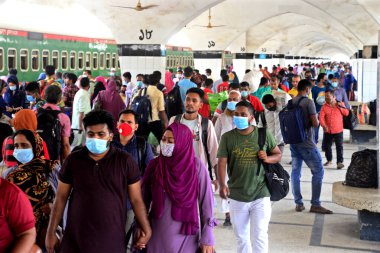 Bangladeş, Dhaka 'daki Coronavirus salgını sırasında 25 Mayıs 2020' de tren istasyonuna yüz maskesi takan yolcular geliyor..