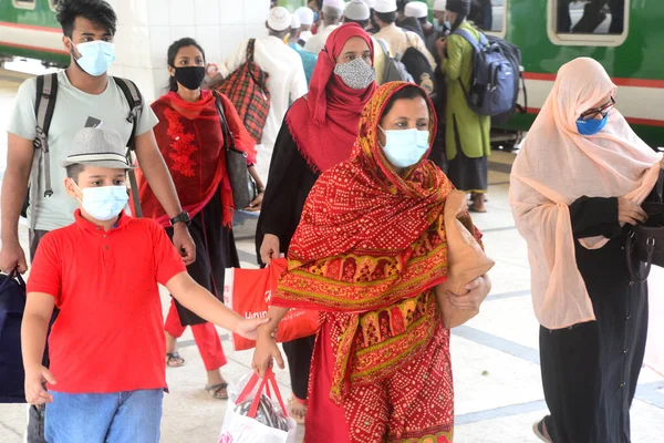 Passenger Wearing Face Masks Arrive Train Railway Station Coronavirus Pandemic — Stock Photo, Image