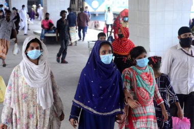 Bangladeş, Dhaka 'daki Coronavirus salgını sırasında 25 Mayıs 2020' de tren istasyonuna yüz maskesi takan yolcular geliyor..