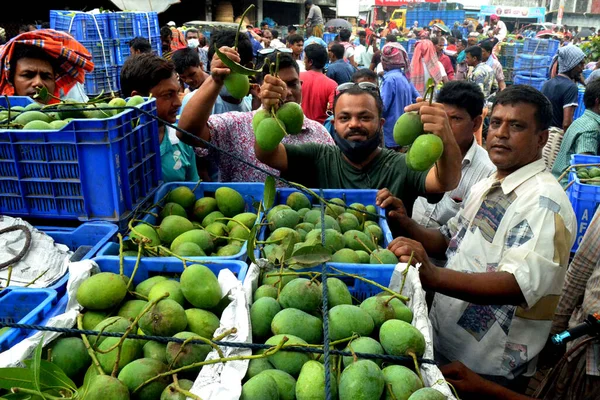 28 Mayıs 2021 'de Bangladeş, Rajshahi' de Covid-19 Coronavirus salgını sırasında mango satışı yapıldı..