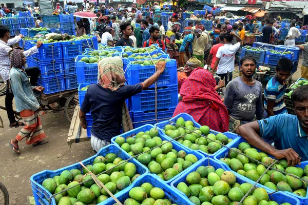 28 Mayıs 2021 'de Bangladeş, Rajshahi' de Covid-19 Coronavirus salgını sırasında mango satışı yapıldı..