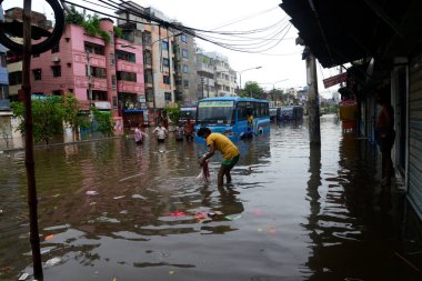 Vatandaşlar, 1 Haziran 2021 'de sağanak yağış neredeyse durgunluğa yol açtıktan sonra, Dhaka' nın sulak sokaklarında dolaşmaya çalışıyorlar. Muson yağmurlarının ardından Bangladeş 'in başkenti Dhaka' daki bölgenin çoğu sular altında kaldı..