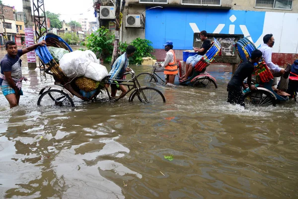 Граждане Транспортные Средства Пытаются Передвигаться Затопленным Улицам Дакки После Проливных — стоковое фото