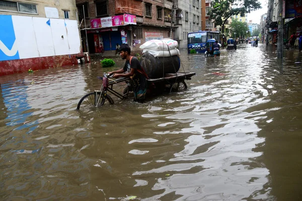 在2021年6月1日的暴雨导致达卡街道几乎瘫痪之后 市民和车辆试图穿过被水淹没的街道 季风过后 暴雨导致孟加拉国首都达卡的大部分地区被淹 — 图库照片