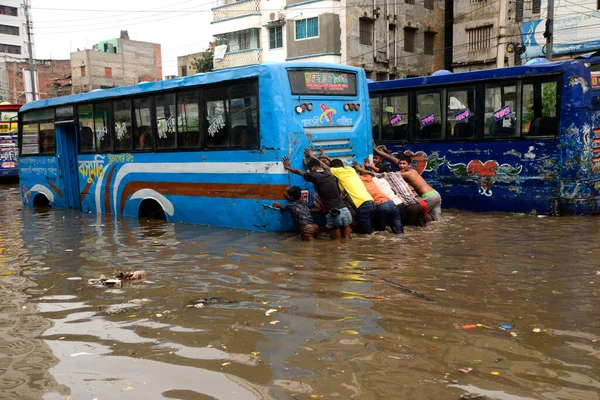 Граждане Транспортные Средства Пытаются Передвигаться Затопленным Улицам Дакки После Проливных — стоковое фото
