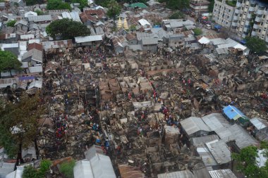 7 Haziran 2021 'de Bangladeş, Dhaka' da çıkan yıkıcı yangından sonra Mohakhali gecekondu mahallesinin en üst görüntüsü. Dhaka 'daki Mohakhali varoşlarında çıkan yıkıcı yangın nedeniyle en az 300 gecekondu yıkıldı..