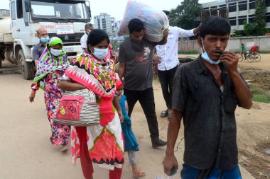 Göçmenler ve diğer insanlar Bangladeş yetkililerinin 30 Haziran 2021 'de Bangladeş' in Dhaka kentindeki Covid-19 coronavirüsünün yayılmasını kontrol altına almak için yeni bir tecrit emri vermeleri sonrasında yurtlarına gitmek üzere yola çıkmak istiyorlar..