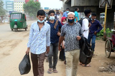 Göçmenler ve diğer insanlar Bangladeş yetkililerinin 30 Haziran 2021 'de Bangladeş' in Dhaka kentindeki Covid-19 coronavirüsünün yayılmasını kontrol altına almak için yeni bir tecrit emri vermeleri sonrasında yurtlarına gitmek üzere yola çıkmak istiyorlar..