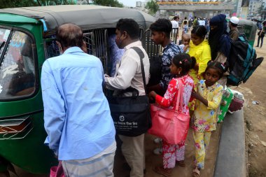 Göçmenler ve diğer insanlar Bangladeş yetkililerinin 30 Haziran 2021 'de Bangladeş' in Dhaka kentindeki Covid-19 coronavirüsünün yayılmasını kontrol altına almak için yeni bir tecrit emri vermeleri sonrasında yurtlarına gitmek üzere yola çıkmak istiyorlar..