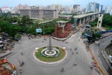 2 Temmuz 2021 'de Bangladeş' in Dhaka kentindeki Covid-19 Coronavirus tecridi sırasında boş bir yol manzarası. Bangladeşli yetkililer, koronavirüs enfeksiyonları ve koronavirüsle ilgili artışlar nedeniyle ülke genelinde bir hafta süresince genel tecrit uyguladı.