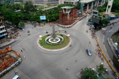 2 Temmuz 2021 'de Bangladeş' in Dhaka kentindeki Covid-19 Coronavirus tecridi sırasında boş bir yol manzarası. Bangladeşli yetkililer, koronavirüs enfeksiyonları ve koronavirüsle ilgili artışlar nedeniyle ülke genelinde bir hafta süresince genel tecrit uyguladı.